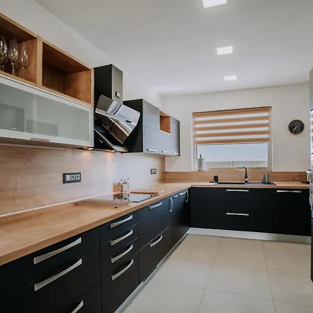 Вилла Luxurious And Stylish - Breathtaking Mountain View With Hot Tub And Sauna